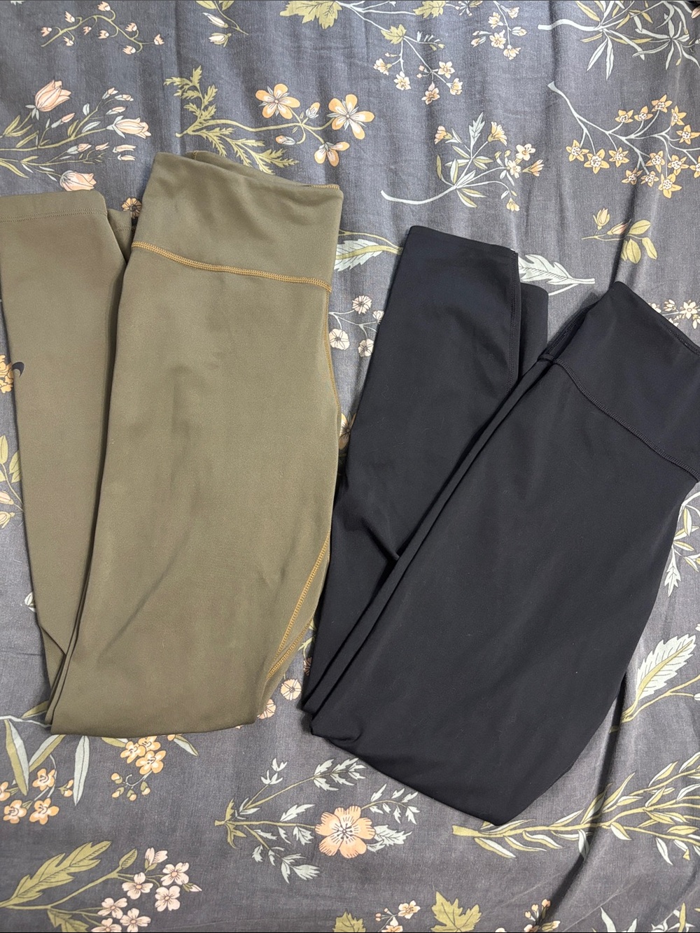 Bundle of Two High-Waist Nike Leggings in Olive Green & Black Size Small